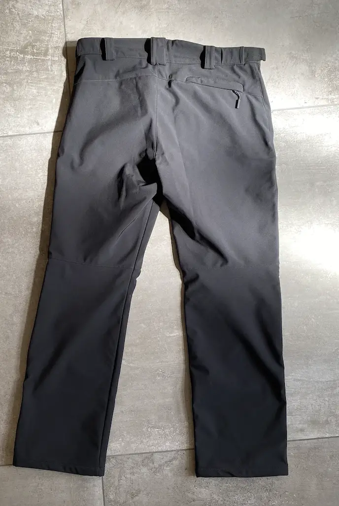 Ein Blick auf die Hose von hinten.