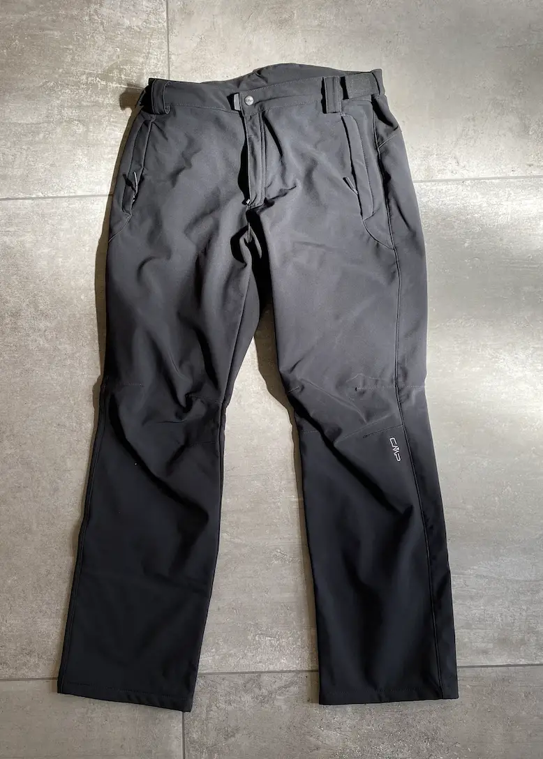 Frontalansicht auf die Hose
