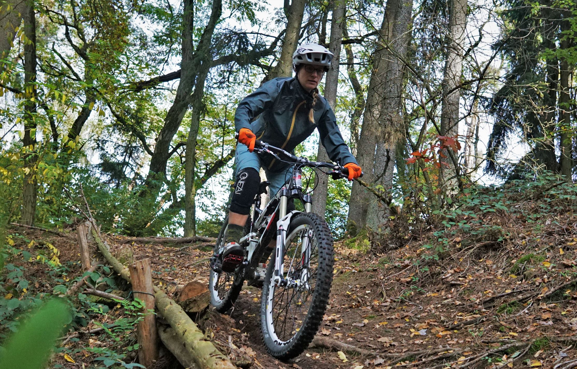 Biken im heimischen Wald