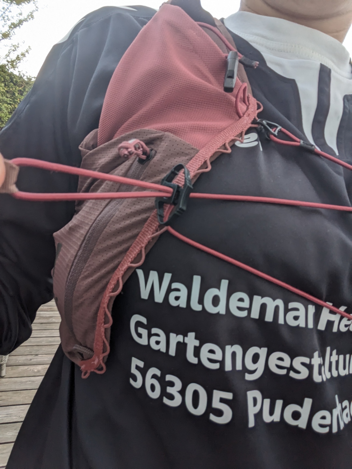 Man sieht einen Gummizug über den die Enge reguliert werden kann