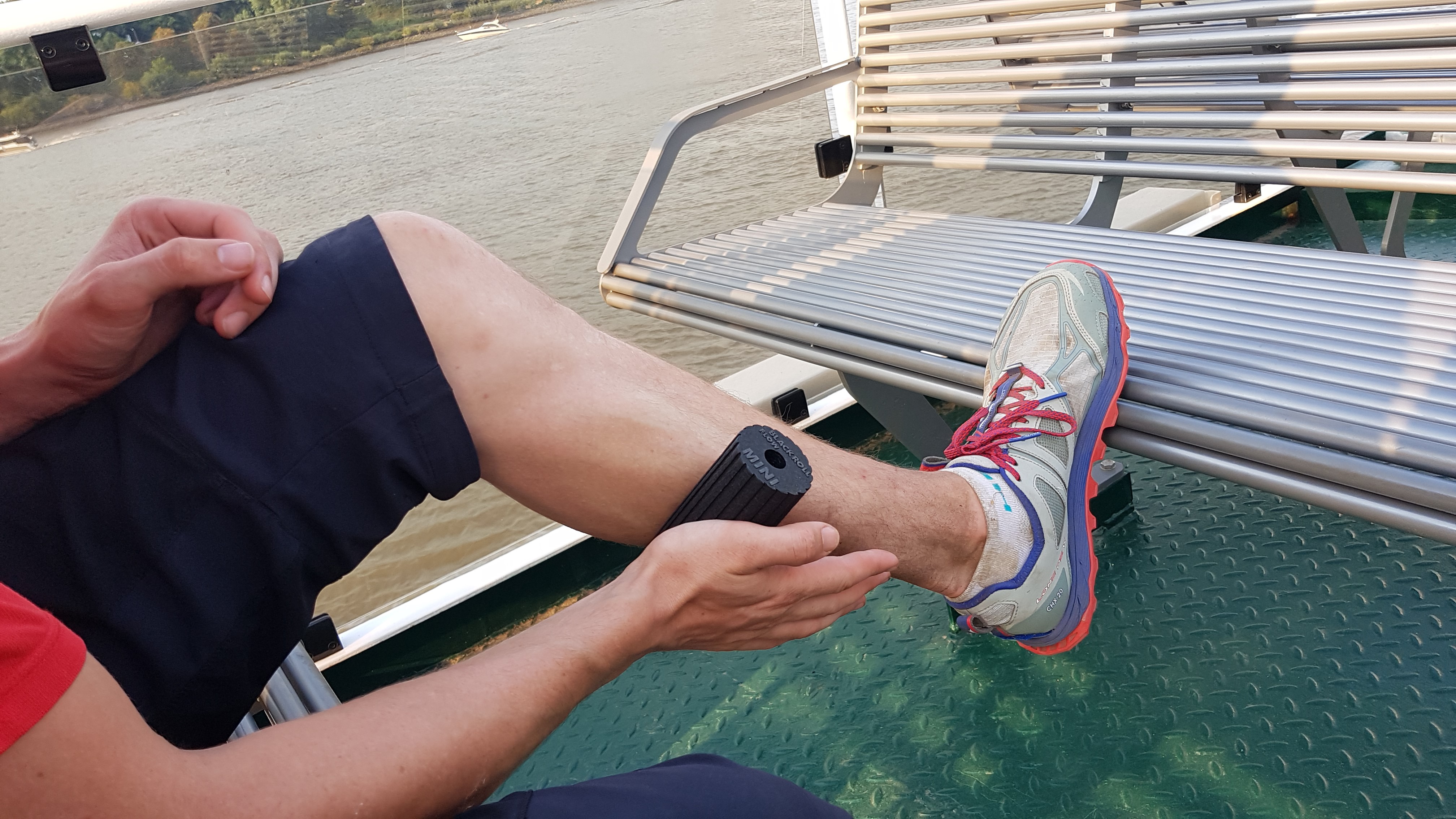 unterwegs beim Marathon die Wade abrollen
