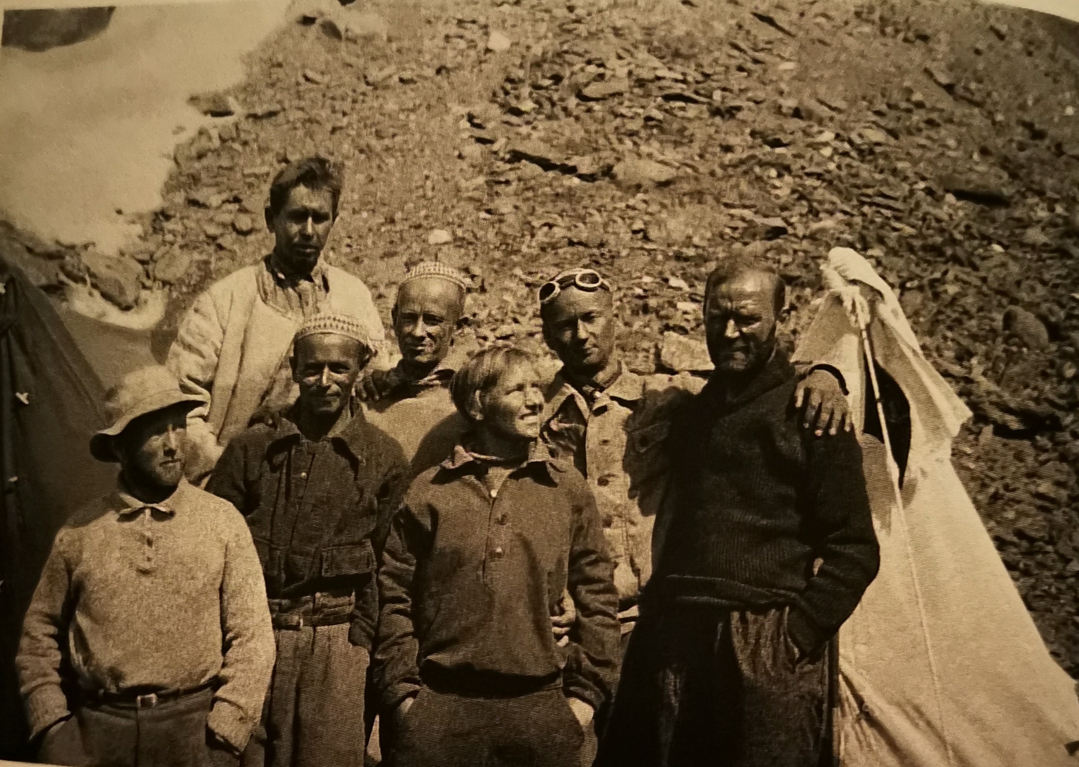 Pamir-Erkundung 1935 Lorenz Saladin (rechts) mit Jewgeni (mit Glescherbrille) und Witali Abalakow, Valentina Tscheredowa, Michail Dadiomow, und Georgi Charlampiew (mit Hut), Im Hintergrund ein Unbekannter