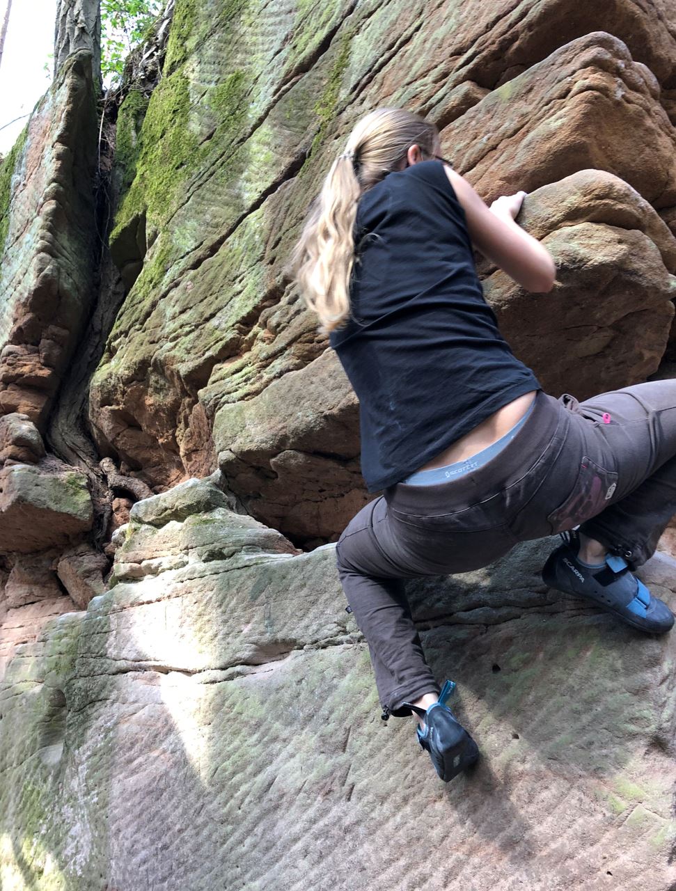 beim Bouldern: Hocke an der Wand