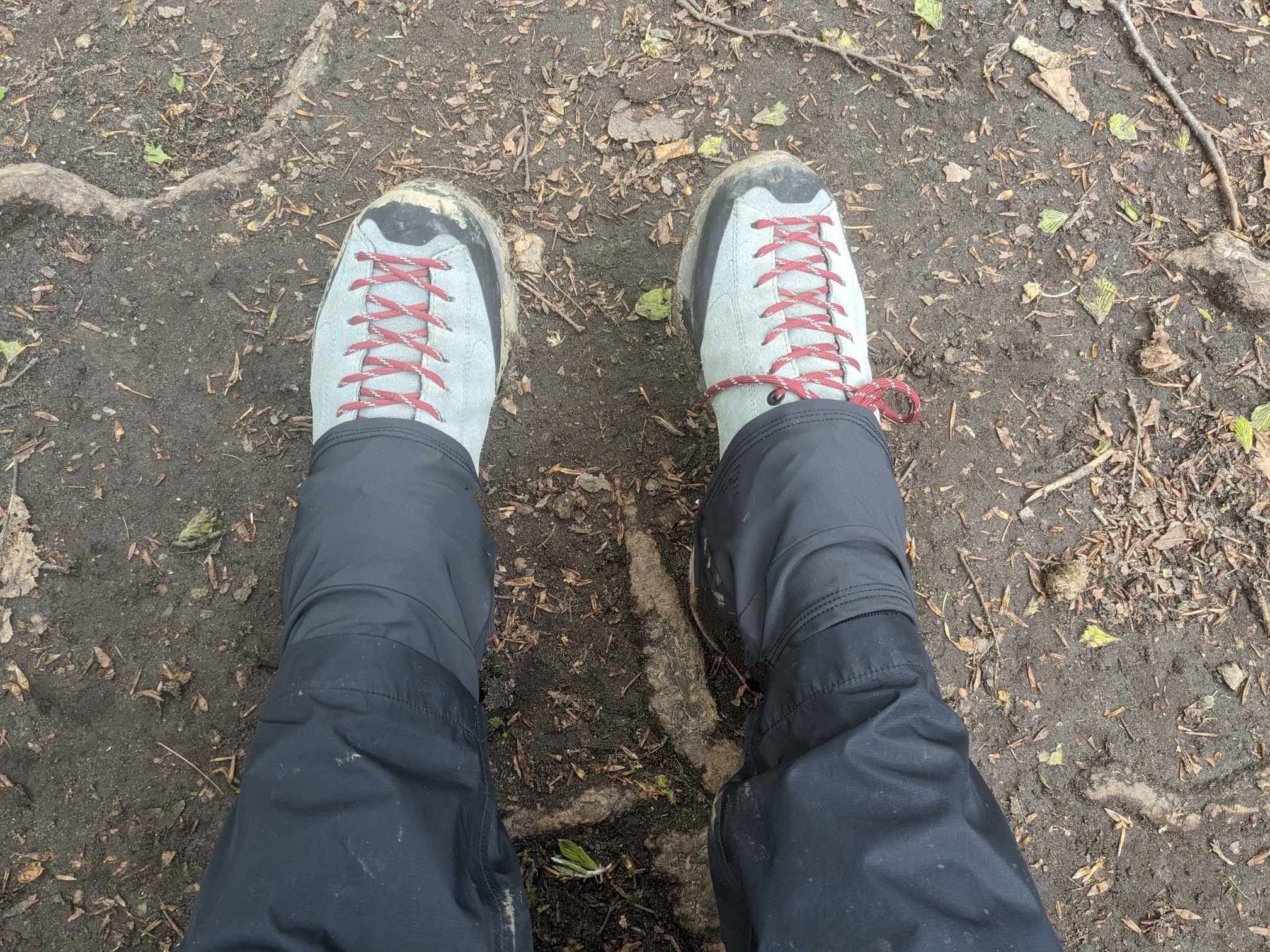 Man sieht, dass bei den flachen Gaiters und der Regenhose eine kleine Lücke entsteht. Bei den hohen nicht