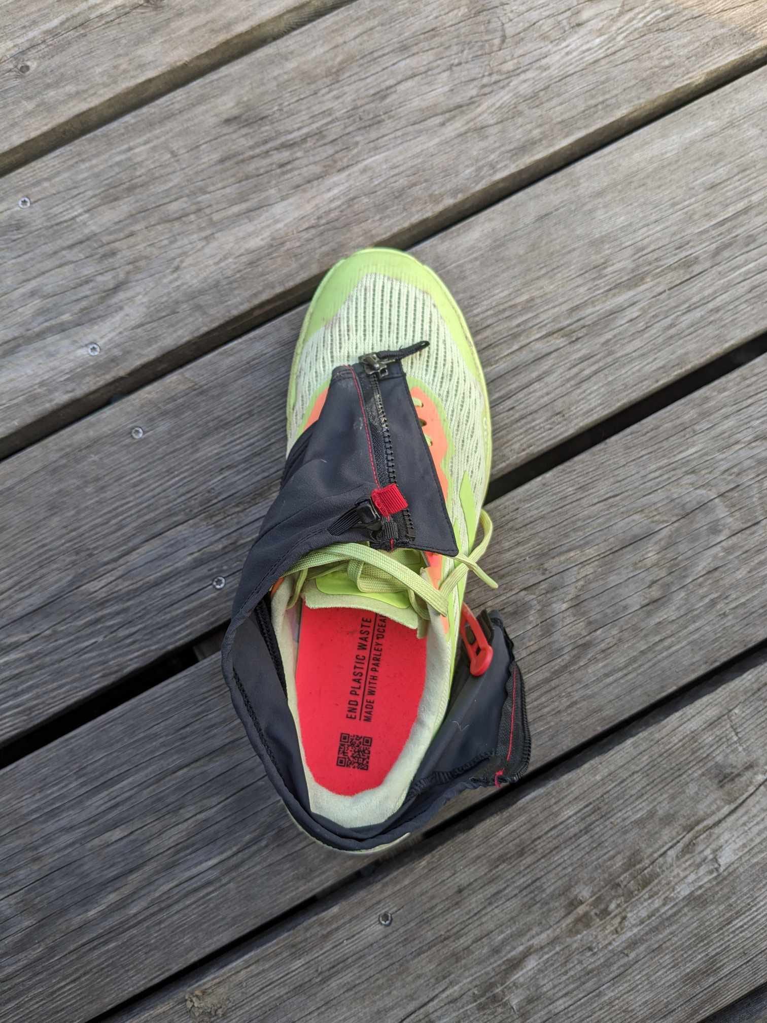 Die Gamaschen können am Schuh bleiben, auch wenn man den Schuh auszieht