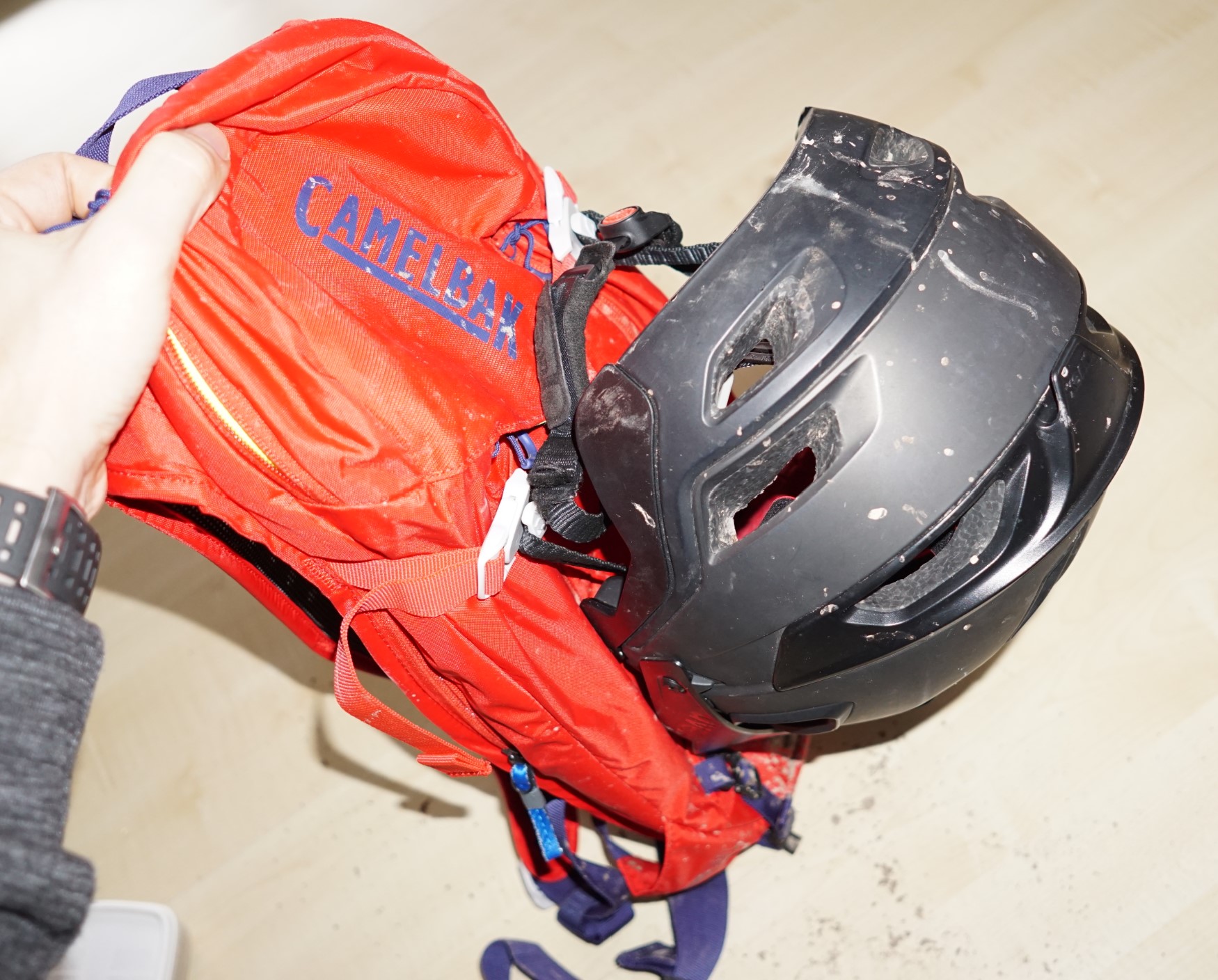 Helm befestigt