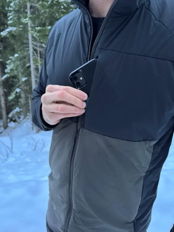 Beide Brusttaschen sind ausreichend groß für ein Handy