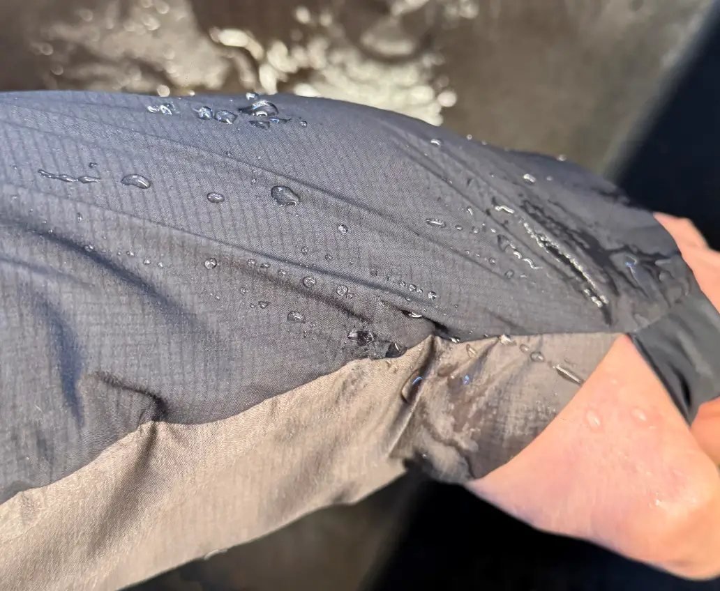 Wasser perlt ab bei der Jacke (allerdings nicht überall)