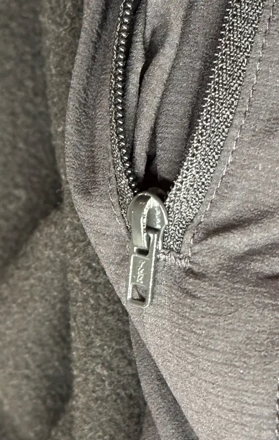 Es wurden überall YKK-Reißverschlüsse verwendet.