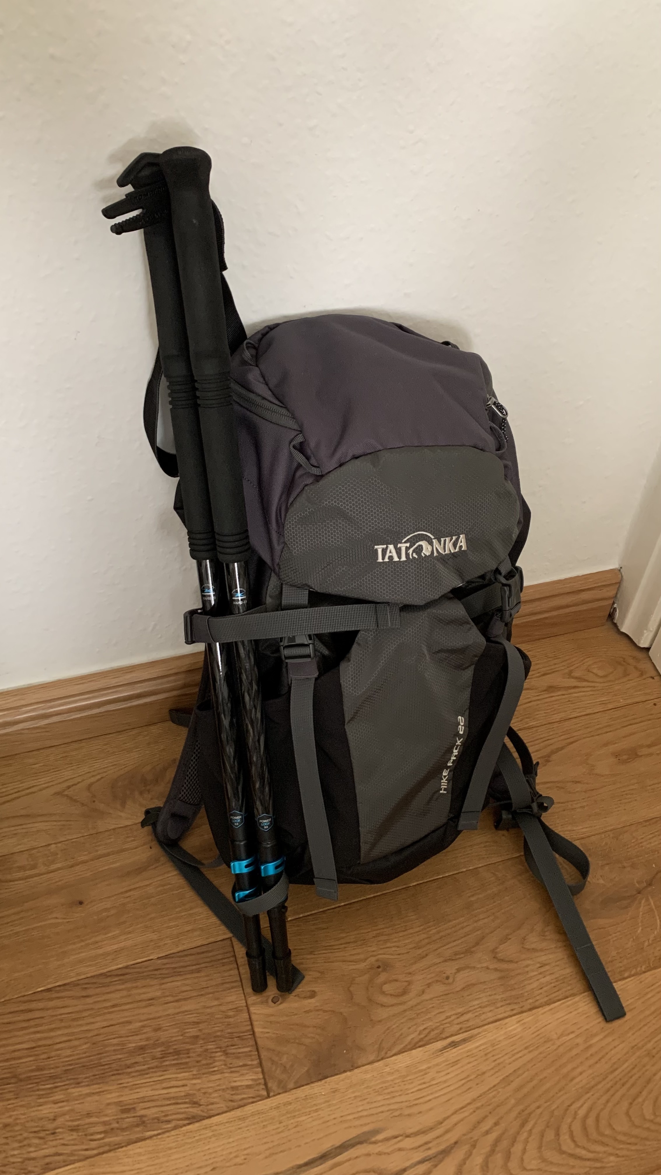 Stöcke C3Pro am Rucksack