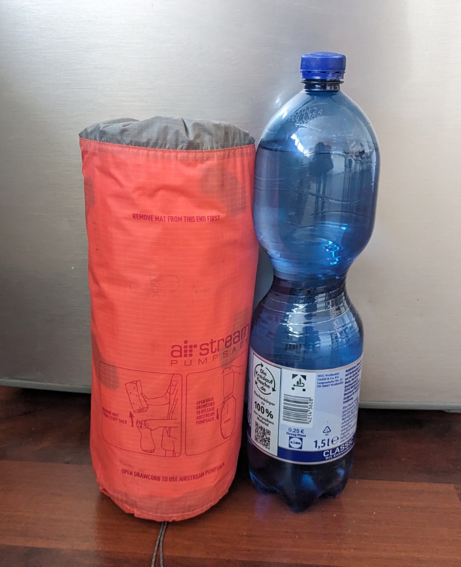 Die Matte ist im Größenvergleich mit einer 1,5l Flasche zu sehen. Die Matte ist etwas kleiner als die Flasche