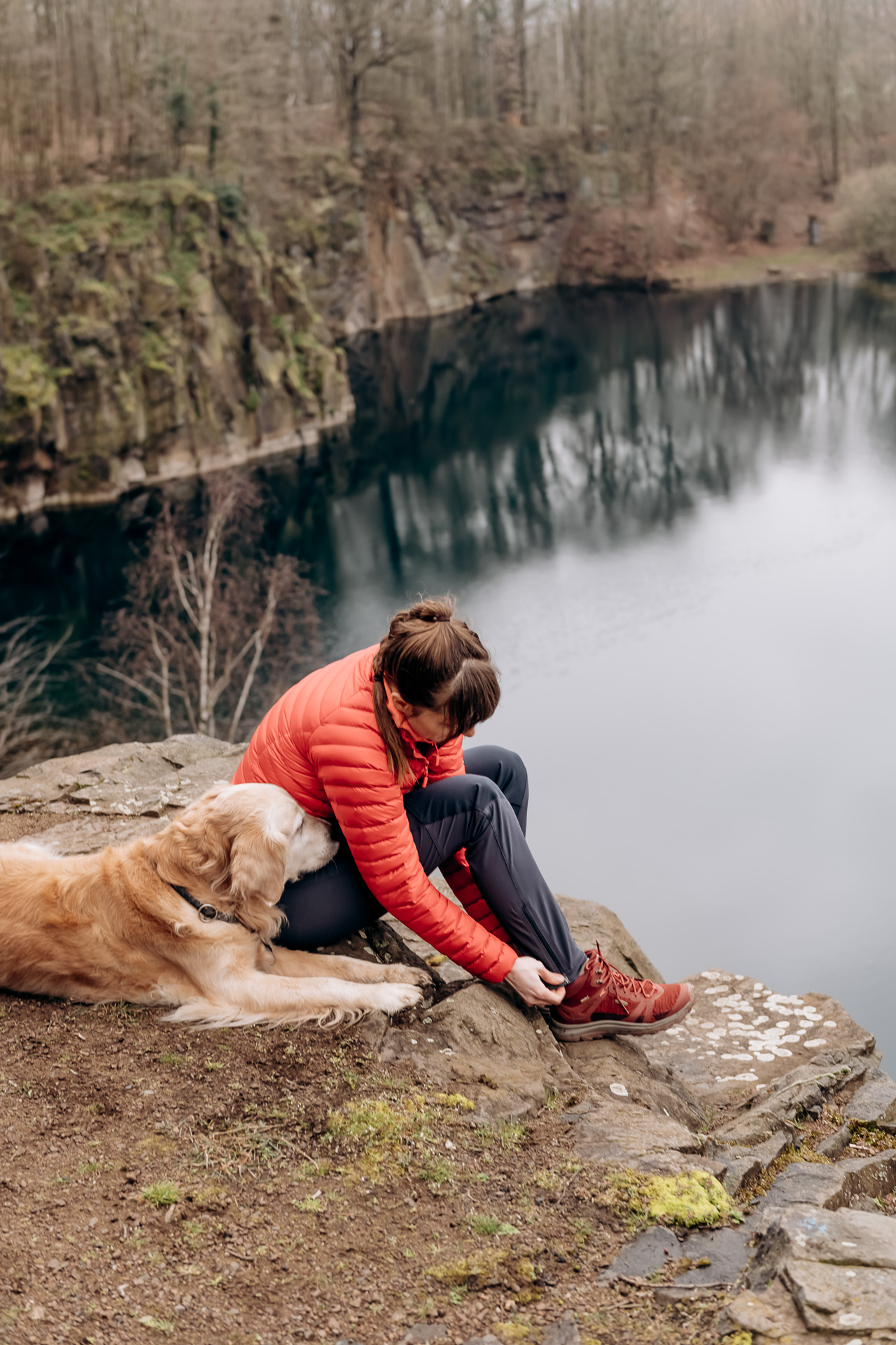 Frau mit Hund auf Wandertour am Steinbruch