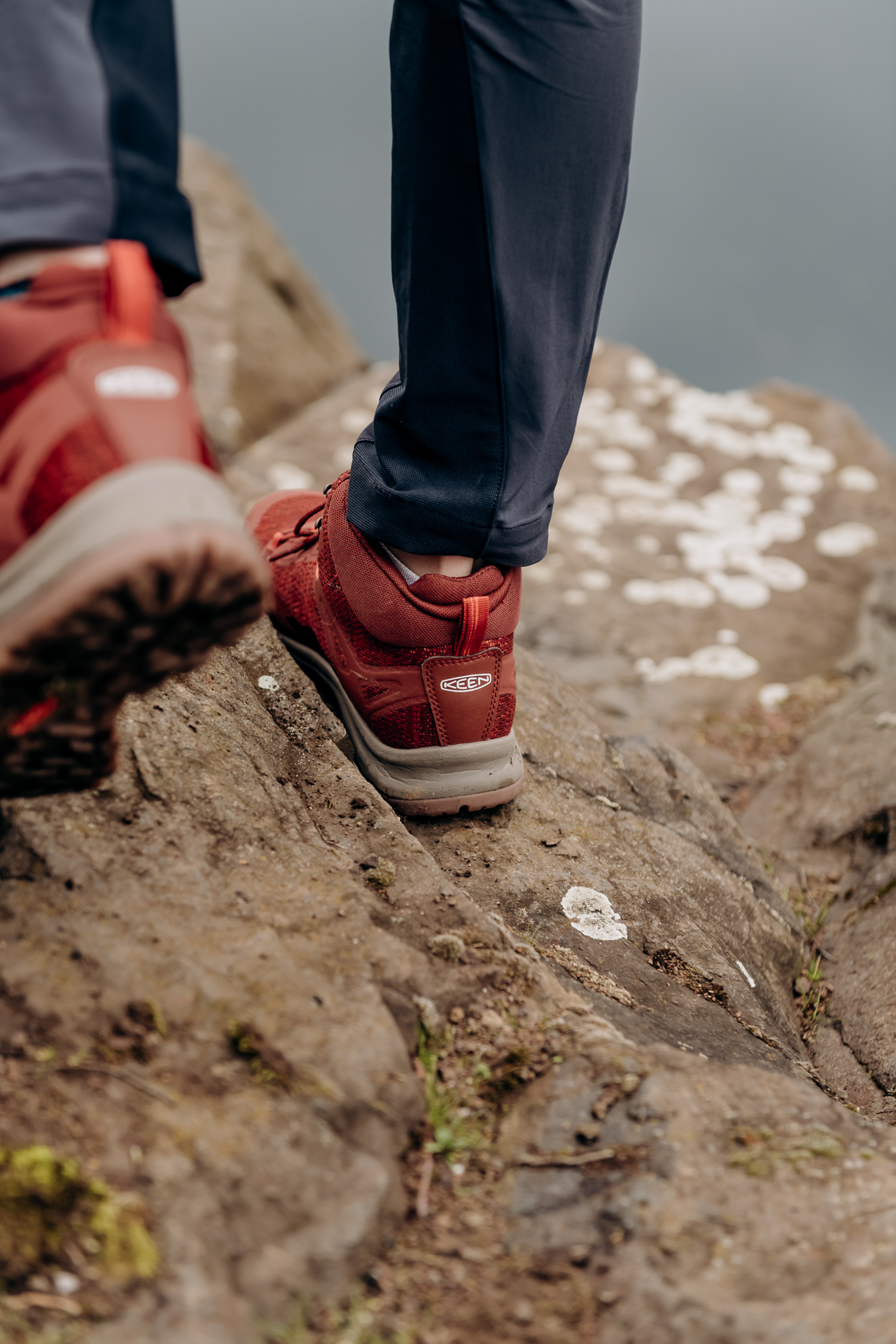 Wanderschuh beim Bergsteigen von hinten