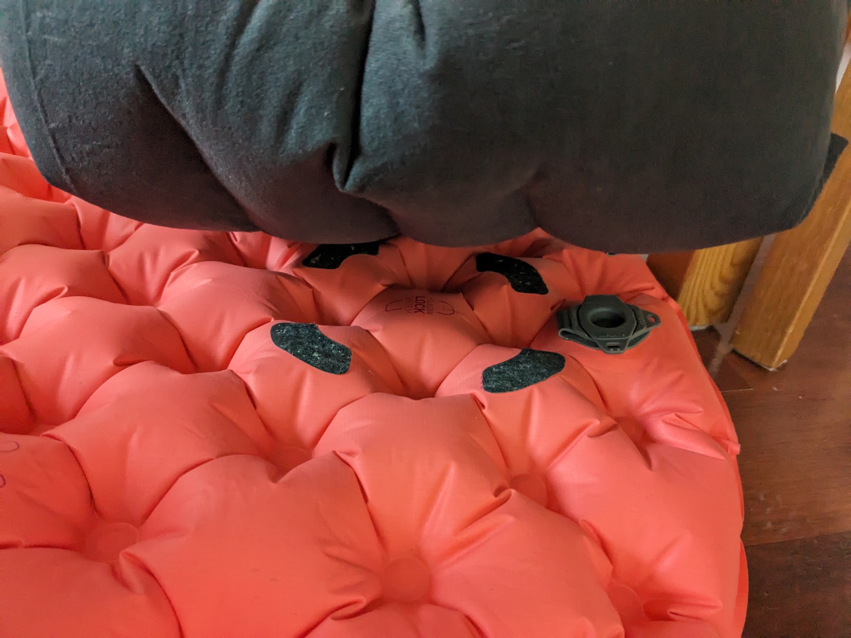 Die Klebeflächen auf denen man das Kissen befestigen kann sind zu sehen 
