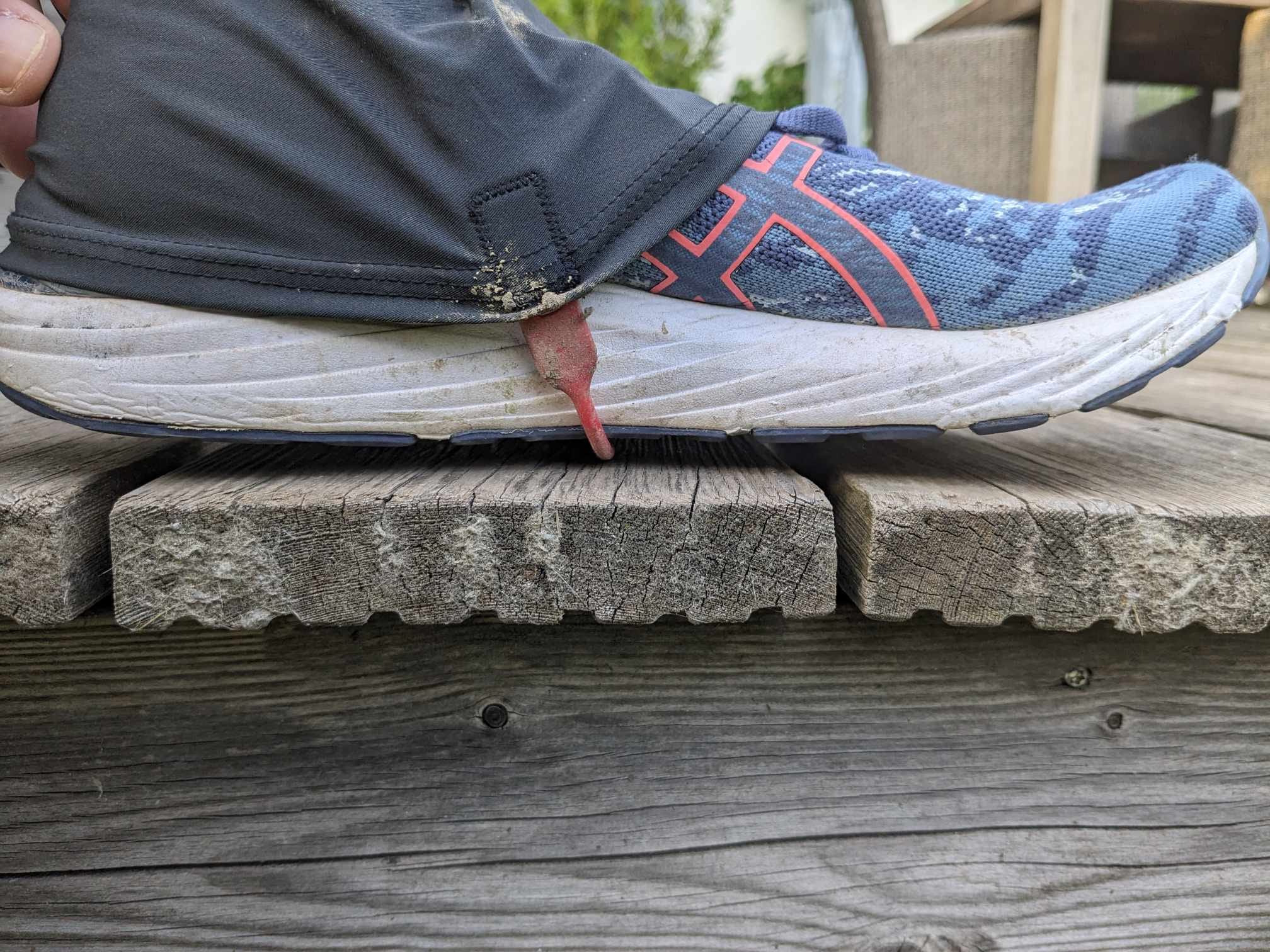 Man sieht, dass bei Schuhen ohne Profil der Riemen zu dick ist und beim laufen stört