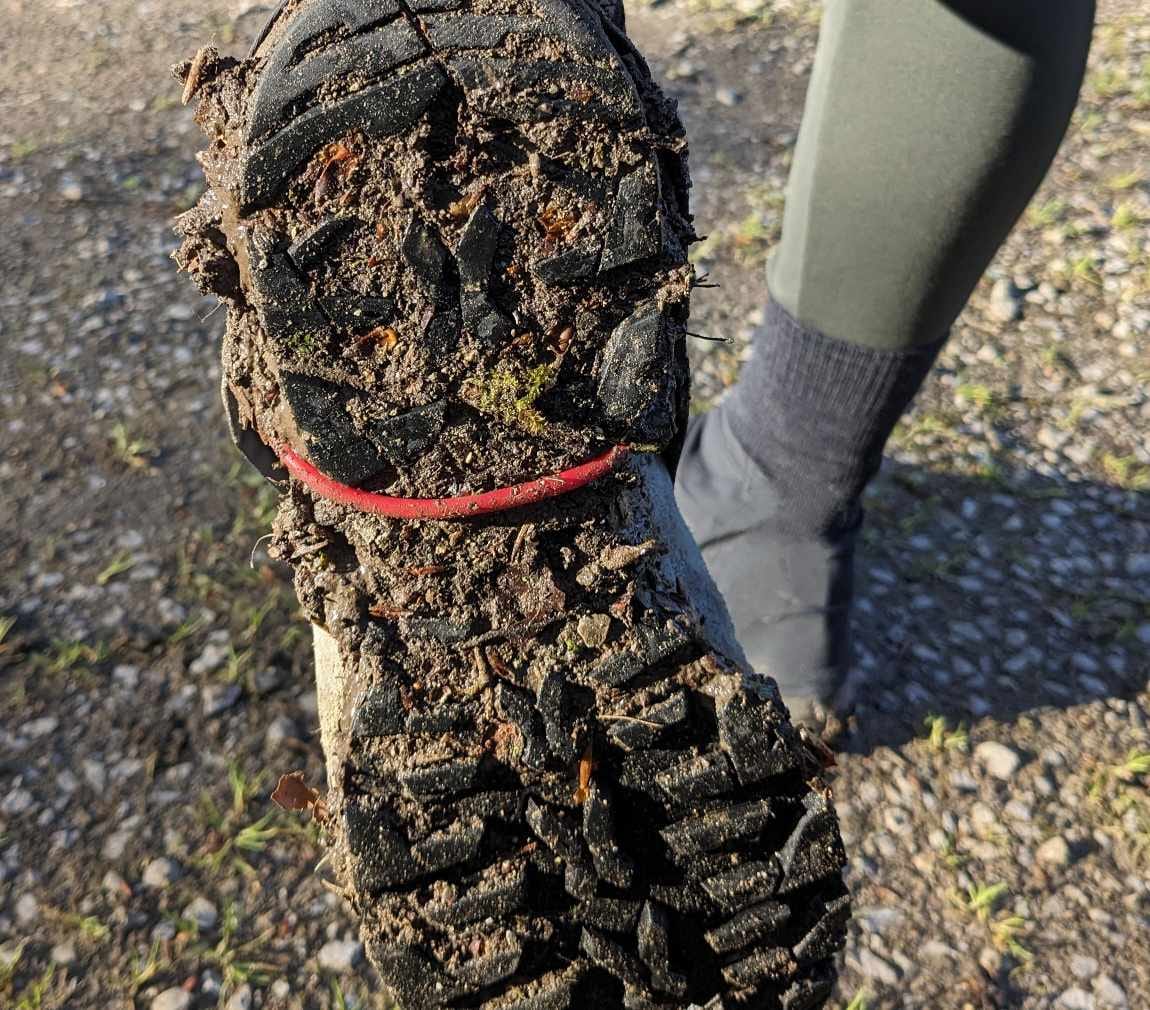 Man sieht den Riemen unterm Schuh