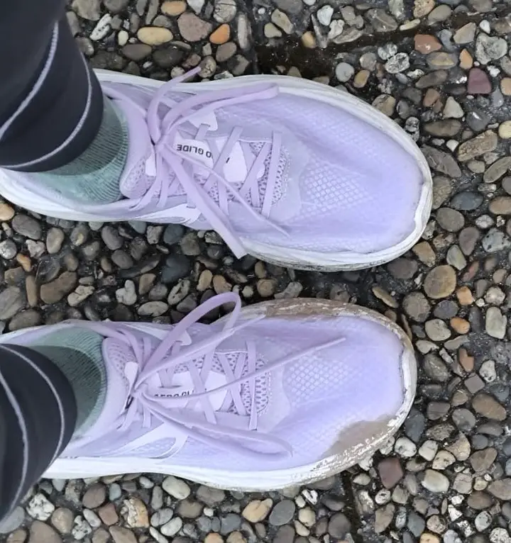 Schuh mit Matsch