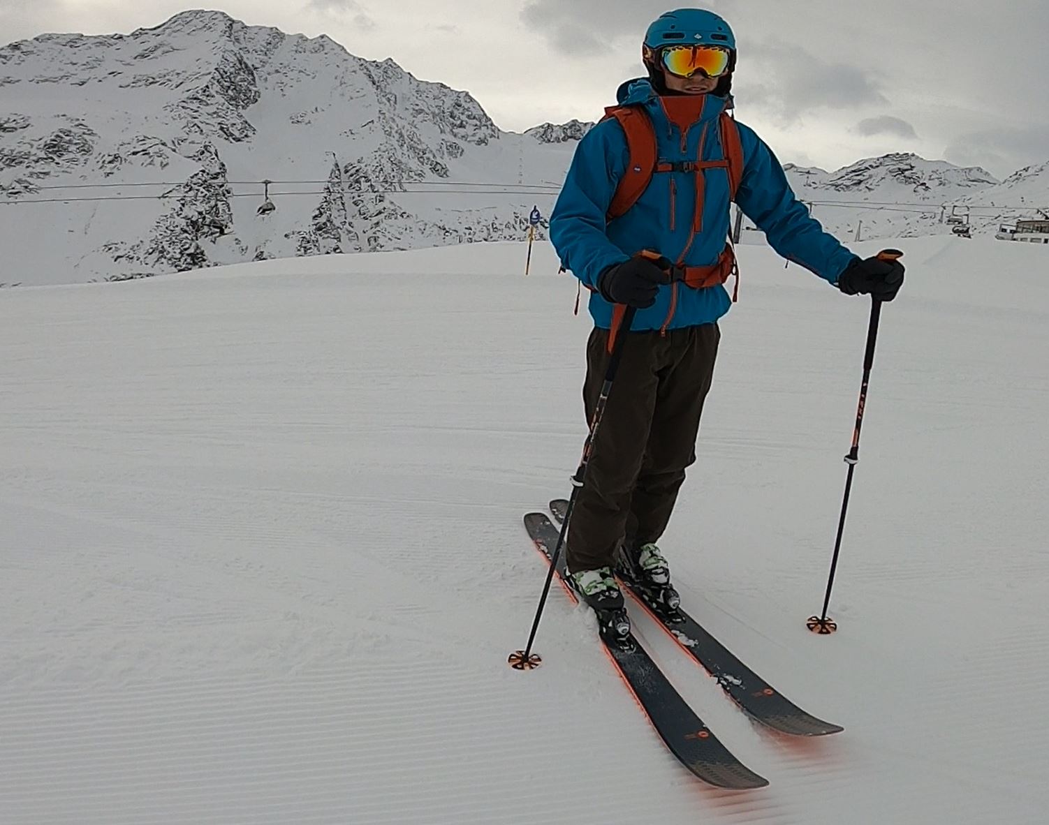 Angeschnallte Skier