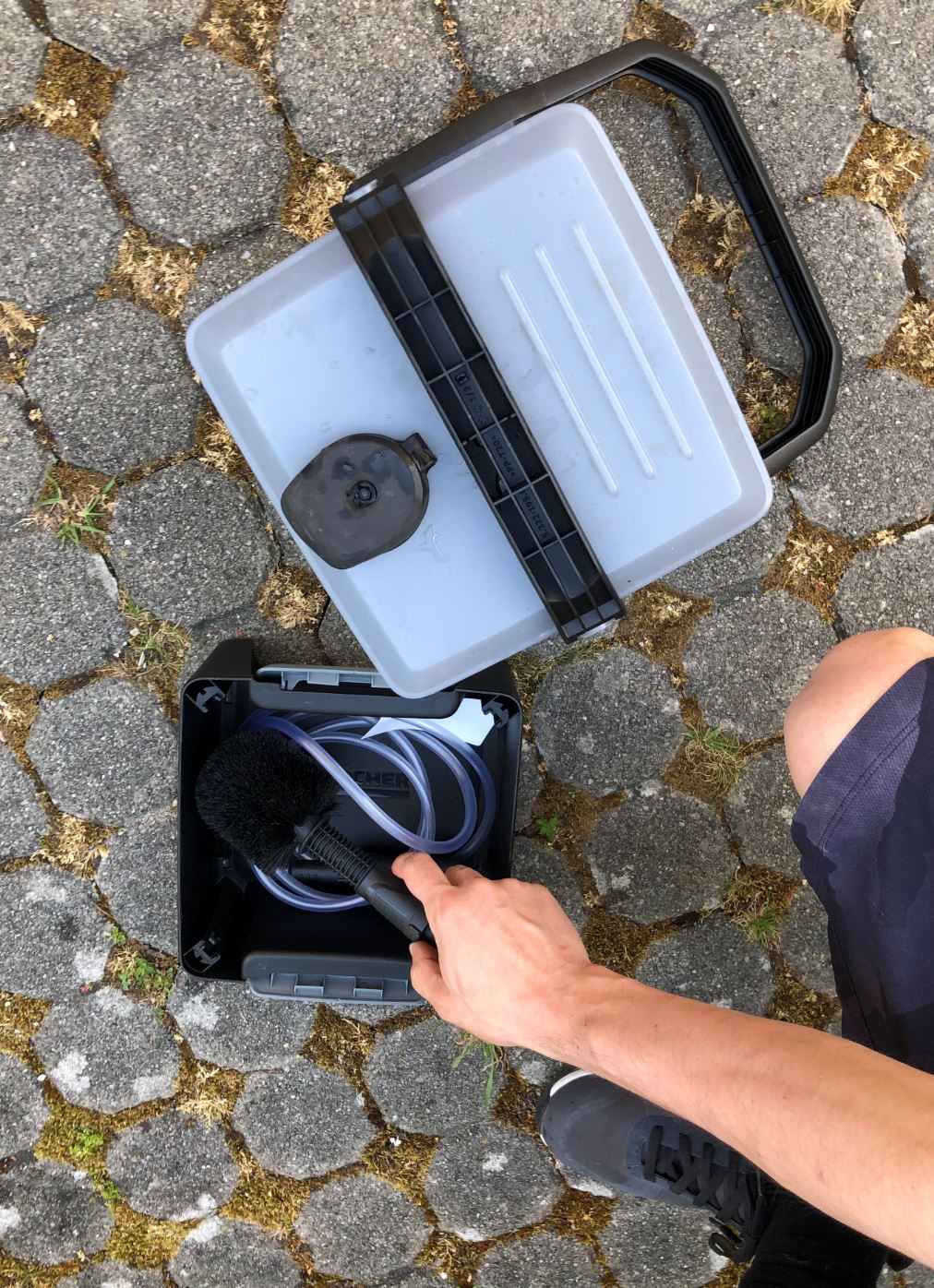 unterstes Element mit Inhalt, Wassertank von oben