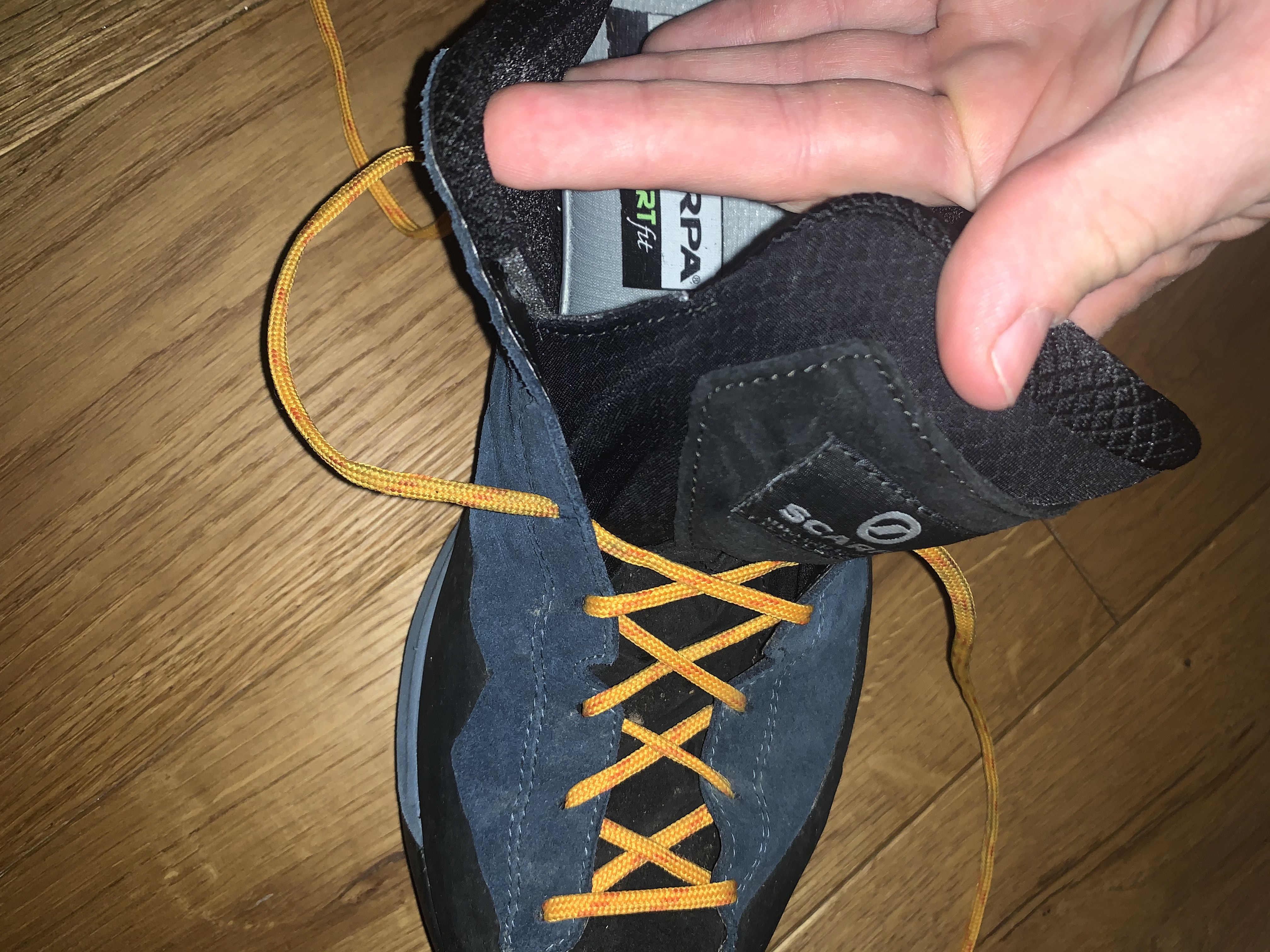 vernähte Lasche
