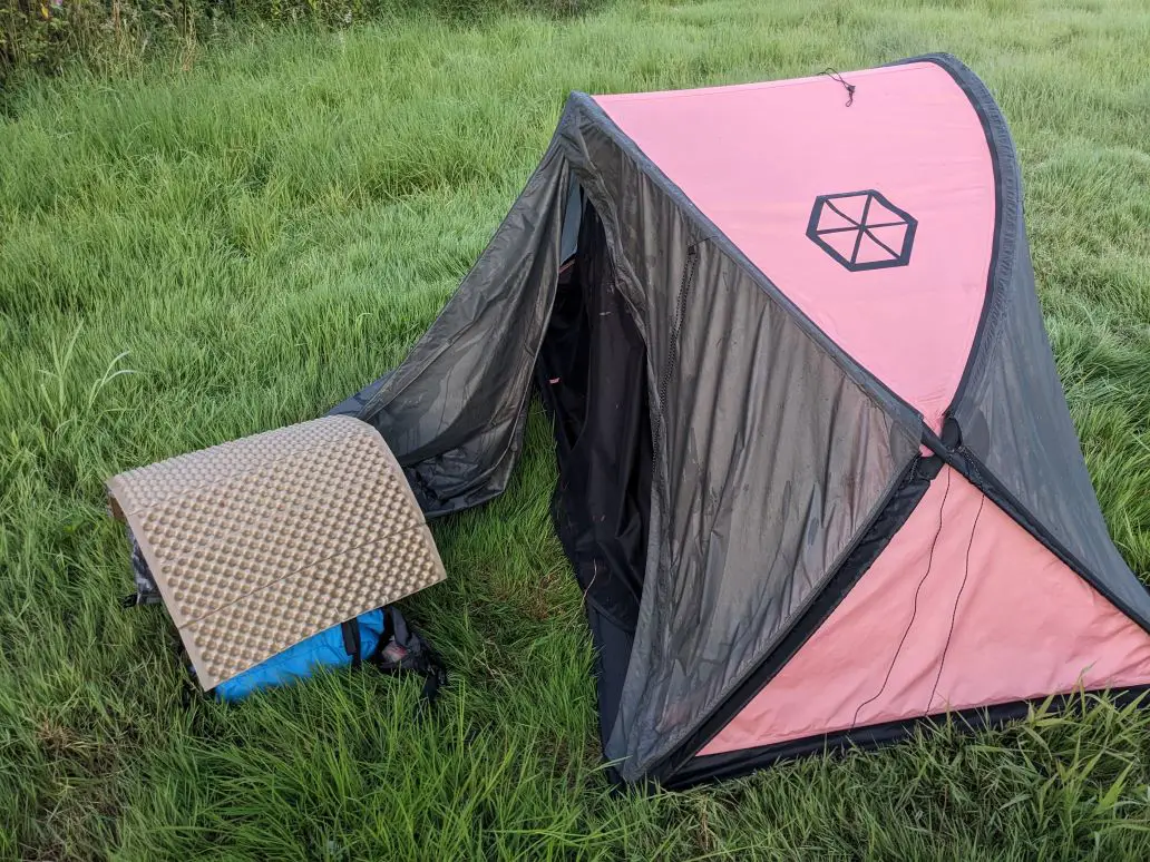 zelt aufgebaut in der Wiese