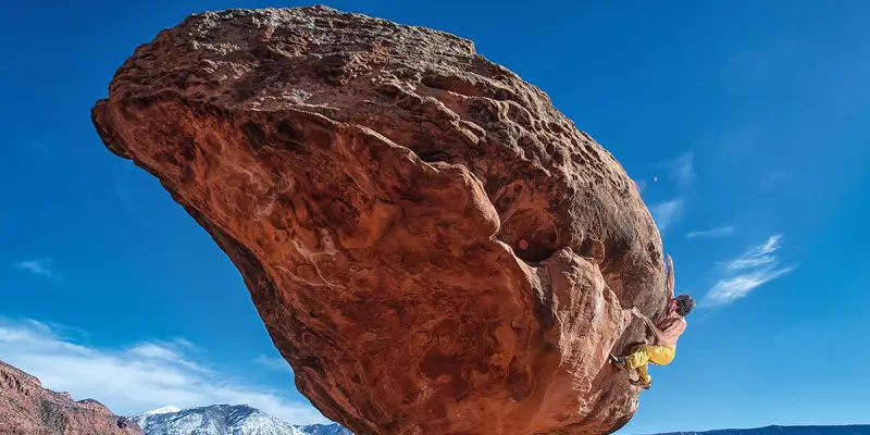 02_Chalk oder Magnesia gibt dir bei schweren Kletter- oder Boulderpassagen den benötigten Grip an den Händen_CAMP