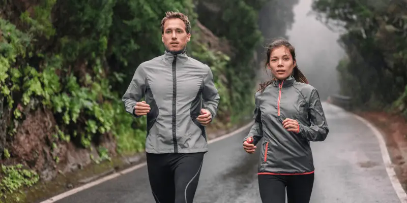 02_Deine Laufjacke sollte dich zuverlässig vor Wind und Regen schützen_min