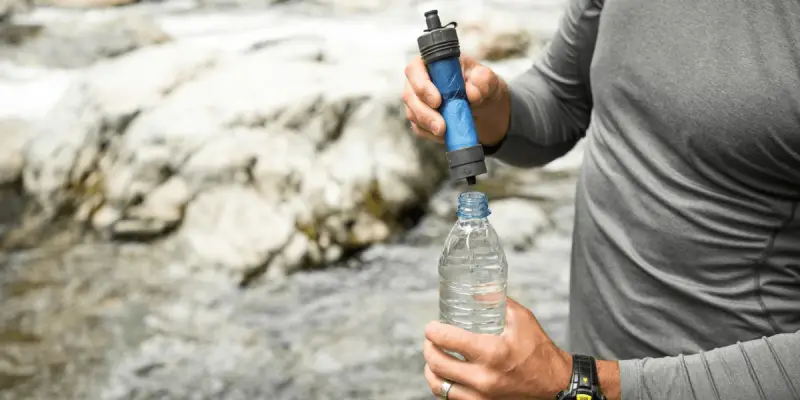 03_Die Kombi aus Hohlfasermembran und Aktivkohlefilter sorgt für sauberes Wasser - ganz egal wo du unterwegs bist_LifeStraw_min