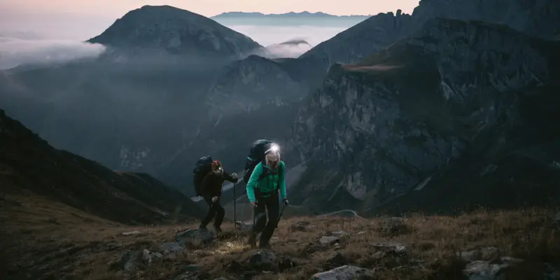 03_Wenn du beim Wandern schon früh aufbrichst oder bis inn die Dämmerung unterwegs bist, solltest du nicht auf eine Stirnlampe verzichten_TATONKA