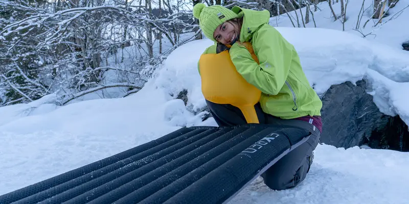 04_Verwende einen Pumpsack zum Aufpusten deiner Isomatte dann gelangt keine Feuchtigkeit ins Innere der Matte_Exped_Thomas Oschwald