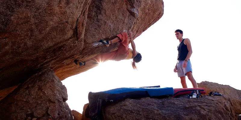 05_Beim Bouldern überwiegen kurze Kletterpassagen mit maximalen Schwierigkeiten - Rosin bietet dir noch mehr Grip_Unsplash