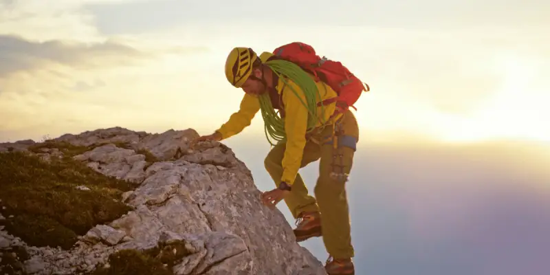 05_Vor allem bei bewegungsintensiven Sportarten solltest du eine besonders atmungsaktive Hardshelljacke setzen-min