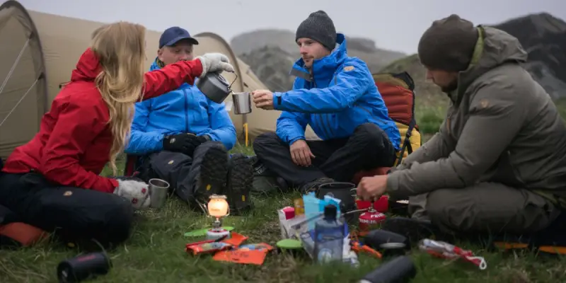 1_Genieße die Abgeschiedenheit in der Natur und erlebe die Vorzüge der Outdoorküche. Foto: Fjäll Räven
