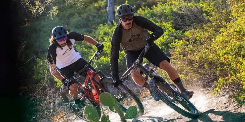 Auf schnellen Trails musst du hochkonzentriert sein und dich auf dein Bike und deine Ausrüstung voll verlassen können. Foto: Oakley