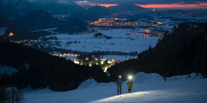 3_Beleuchtung_Skitouren im Dunklen - mit der passenden Beleuchtung ein grandioses Erlebnis. -min