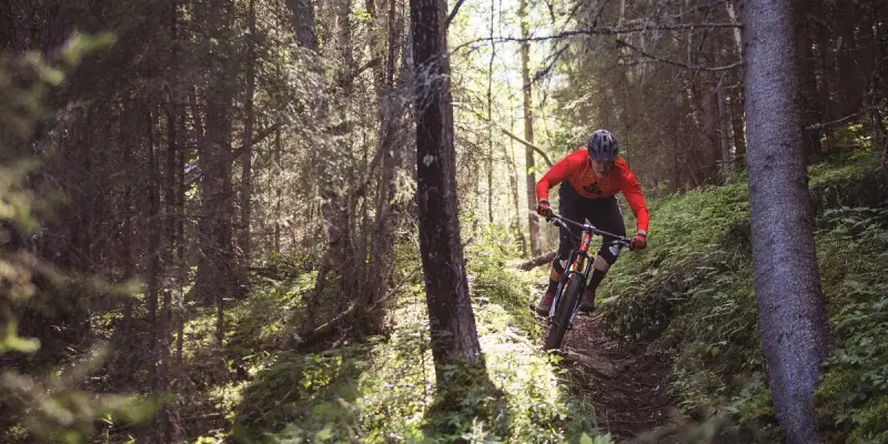4_Ein sicherer Halt und ein optimaler Sitz sind Grundvoraussetzung deiner MTB-Hose für schwierige Trails_Sweet Protection-min.jpg