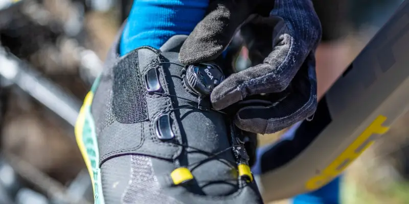Drehverschlüssen bei MTB-Schuhen sind meist kombiniert mit Schnürungen und in der höheren Preisklasse zu finden. Foto: Vaude | Markus Geber
