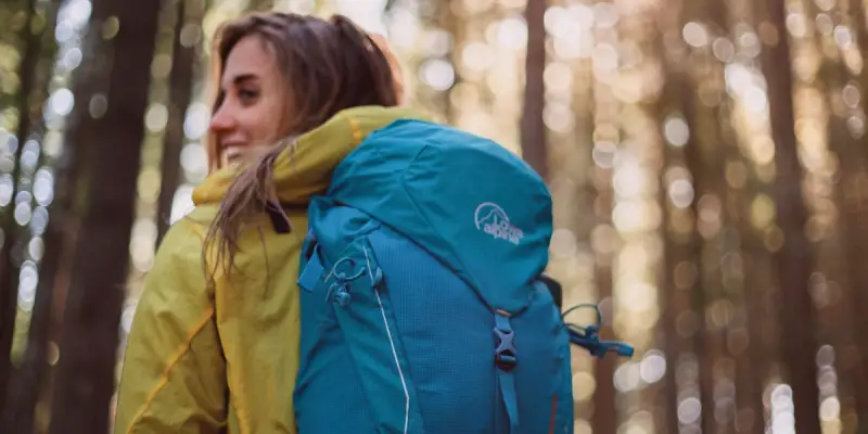 Frauen brauchen in aller Regel andere Rückenlängen als Männer bei einem Tagesrucksack_LoweAlpine