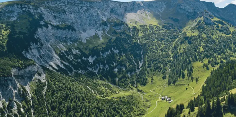 Blick auf die Weißenbachalm und zum Stanser Joch (links). © Edwin Schmitt