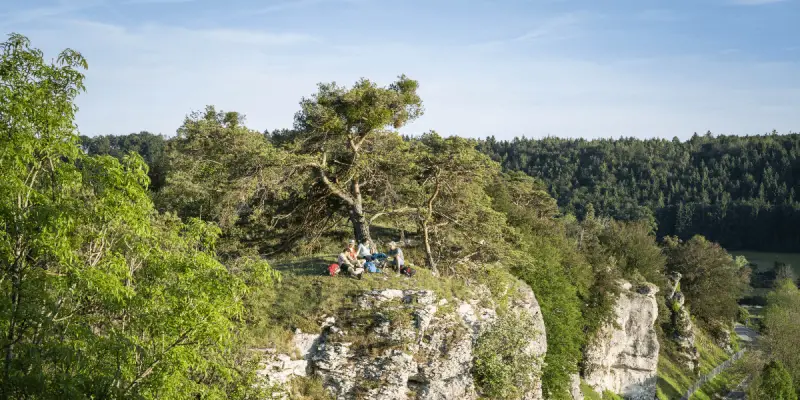 OUTSIDEstories Unterwegs-Tipp Altmühltal-Panoramaweg, Wandergruppe macht eine Pause an den Zwölf Aposteln