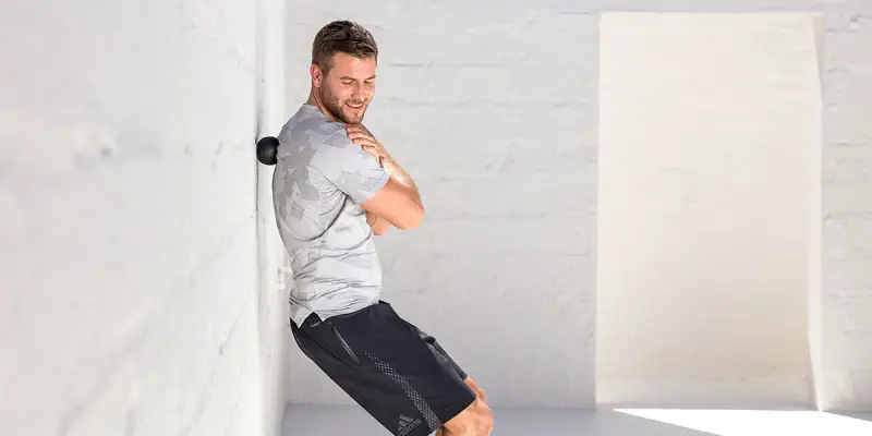 Ratgeber_Faszientraining_Rückenmassage Credit_BLACKROLL®