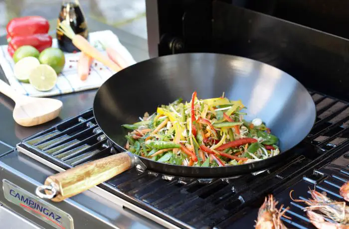 Asia-Grill: Ein Hauch Exotik mit einer Wok-Pfanne