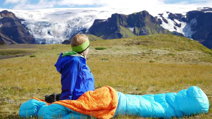 Bei trockener Witterung geht nichts über eine Nacht unter freiem Himmel. Der Daunenschlafsack sorgt für perfekte Wärmeisolation und einen ausgeschlafenen Tag.