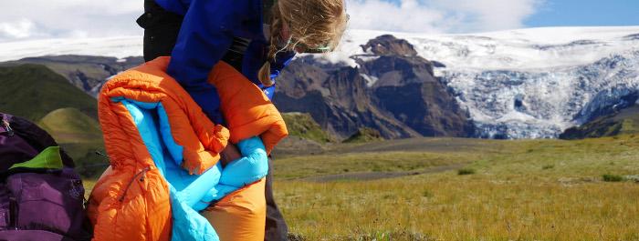 Daunenschlafsäcke zeichnen sich durch gute Wärmeisolation geringem Gewicht und kleinem Packmaß aus. In einem wasserdichten Packsack bleibt die Daune vor Nässe und Feuchtigkeit geschützt.