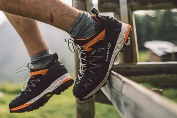 flache oder hohe wanderschuhe