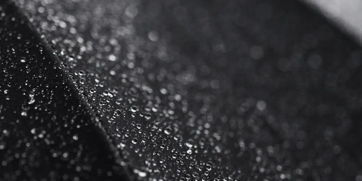 1_Das Textil ist wasserdicht. Soweit klar - das Wasser perlt ab. Aber wie funktioniert Atmungsaktivität