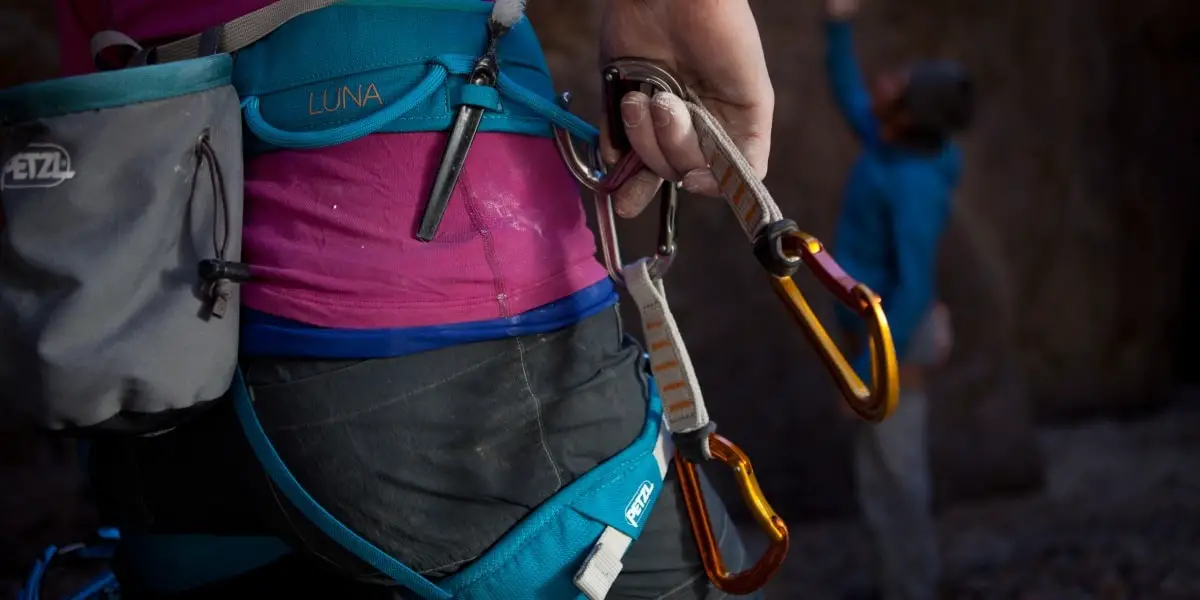 3_Karabiner gibt es mittlerweile in allen erdenklichen Formen und Farben_kletterhardware_Petzl_Lafouche-min