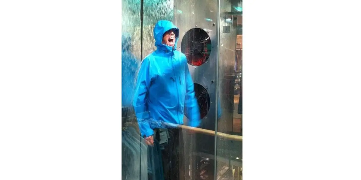 3_Ob eine Jacke wasserdicht ist kann in einer Regenkammer getestet werden Atmungsaktivität