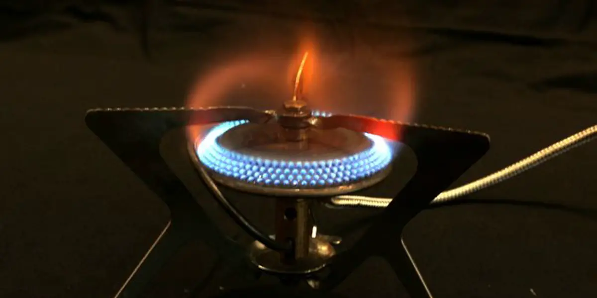Die Flamme eines Outdoorkochers kann über 1000 Grad Celsius heiß werden. Man sieht's am glühenden Metall.