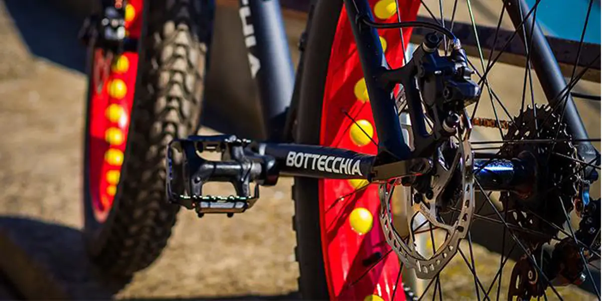 Das zugegeben nicht ganz unauffällige Geheimnis des Fatbike liegt in der Breite der Reifen in Kombination mit extrem niedrigem Druck. So flowt das Fatbike über nahezu jeden Untergrund.